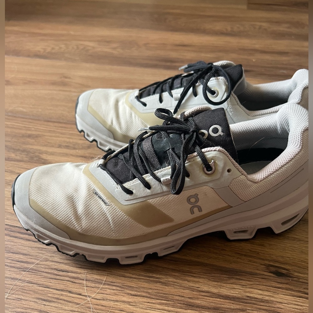 On Cloud Womens White/Back Running Sneaker Athletic Shoes
